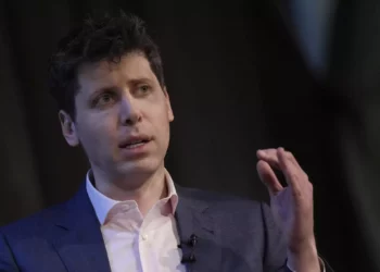 El consejero delegado de OpenAI, Sam Altman, gesticula mientras habla en el University College de Londres como parte de su gira mundial de conferencias en Londres, el 24 de mayo de 2023. (AP Photo/Alastair Grant, Archivo)