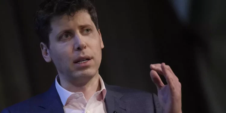 El consejero delegado de OpenAI, Sam Altman, gesticula mientras habla en el University College de Londres como parte de su gira mundial de conferencias en Londres, el 24 de mayo de 2023. (AP Photo/Alastair Grant, Archivo)