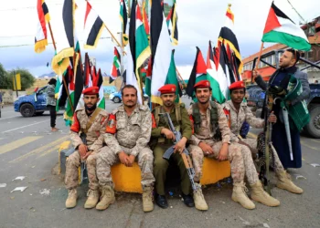 Miembros de las fuerzas de seguridad afiliadas a los Houthi posan para una fotografía durante las oraciones en solidaridad con Gaza y Cisjordania, en Saná, capital yemení controlada por los Houthi, el 27 de octubre de 2023. (MOHAMMED HUWAIS / AFP)