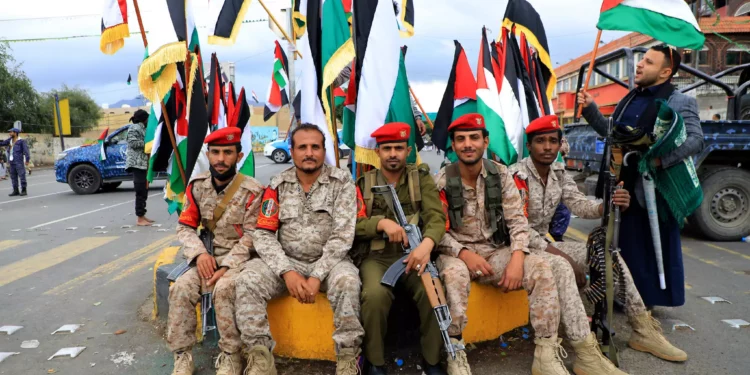 Miembros de las fuerzas de seguridad afiliadas a los Houthi posan para una fotografía durante las oraciones en solidaridad con Gaza y Cisjordania, en Saná, capital yemení controlada por los Houthi, el 27 de octubre de 2023. (MOHAMMED HUWAIS / AFP)