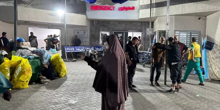 Palestinos en el Hospital Shifa de la ciudad de Gaza, 10 de noviembre de 2023. (Flash90)