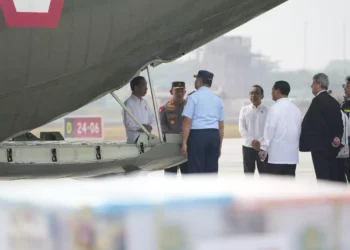 El presidente indonesio Joko Widodo, a la izquierda, observa los suministros de ayuda para Gaza, antes de su salida en la base aérea de Halim Perdanakusuma en Yakarta, Indonesia, el sábado 4 de noviembre de 2023. (AP Photo/Achmad Ibrahim)