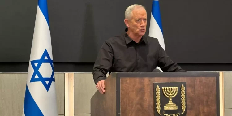 El ministro Benny Gantz habla ante los medios de comunicación en Tel Aviv el 26 de octubre de 2023. (Carrie Keller-Lynn/Times of Israel)