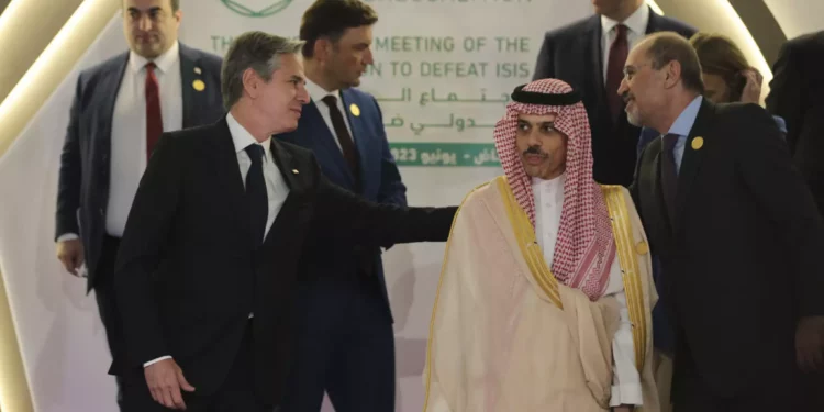 El ministro de Asuntos Exteriores saudí, el príncipe Faisal bin Farhan, segundo a la derecha, el ministro de Asuntos Exteriores de Jordania, Ayman Safadi, a la derecha, y el secretario de Estado estadounidense, Antony Blinken, delante a la izquierda, asisten a la reunión ministerial de la Coalición Global para Derrotar al ISIS, al margen de una sesión de fotos de familia, en el Hotel Intercontinental de Riad, Arabia Saudí, jueves 8 de junio de 2023. (Ahmed Yosri/Pool Photo vía AP)