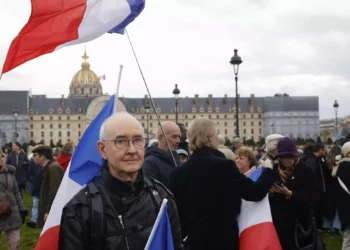 Decenas de miles marchan en París contra el antisemitismo