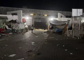 Una imagen muestra una vista del exterior del Hospital Shifa en la ciudad de Gaza el 10 de noviembre de 2023. (AFP)