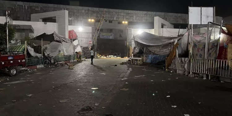 Una imagen muestra una vista del exterior del Hospital Shifa en la ciudad de Gaza el 10 de noviembre de 2023. (AFP)