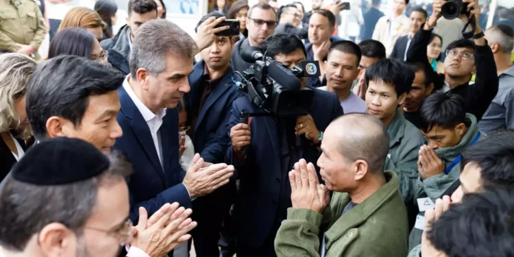 Los ministros de Asuntos Exteriores de Israel y Tailandia, Eli Cohen y Parnpree Bahiddha-Nukara, visitan a los trabajadores tailandeses liberados en el centro médico Shamir de Israel. (Gideon Sharon/Ministerio de Asuntos Exteriores)