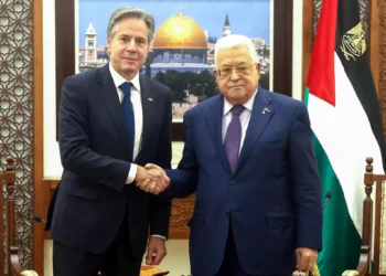 En esta imagen facilitada por la oficina de prensa de la Autoridad Palestina (OPP) se ve al presidente de la Autoridad Palestina, Mahmud Abbas (d), reunido con el secretario de Estado estadounidense, Antony Blinken, en la ciudad cisjordana de Ramala, el 5 de noviembre de 2023, en medio de los combates entre Israel y el grupo terrorista Hamás. (Foto de PPO / AFP)