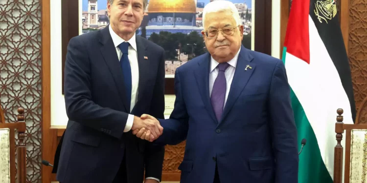 En esta imagen facilitada por la oficina de prensa de la Autoridad Palestina (OPP) se ve al presidente de la Autoridad Palestina, Mahmud Abbas (d), reunido con el secretario de Estado estadounidense, Antony Blinken, en la ciudad cisjordana de Ramala, el 5 de noviembre de 2023, en medio de los combates entre Israel y el grupo terrorista Hamás. (Foto de PPO / AFP)
