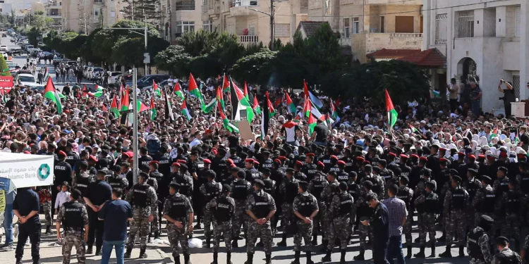 Manifestantes corean consignas cerca de la embajada israelí en Ammán el 20 de octubre de 2023. (Khalil Mazraawi/AFP)