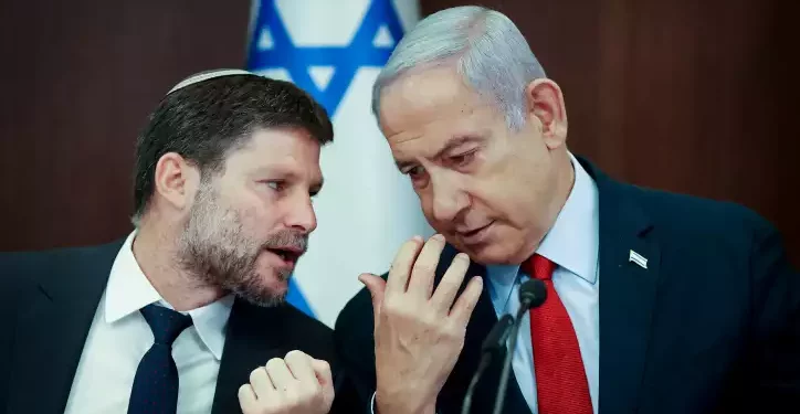 El Primer Ministro Benjamin Netanyahu (derecha) habla con el Ministro de Finanzas Bezalel Smotrich durante una reunión del gabinete en la Oficina del Primer Ministro en Jerusalén el 18 de junio de 2023. (Amit Shabi/Pool)