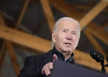 El presidente estadounidense Joe Biden habla en Dutch Creek Farms en Northfield, Minnesota, el 1 de noviembre de 2023. (AP Photo/Andrew Harnik)