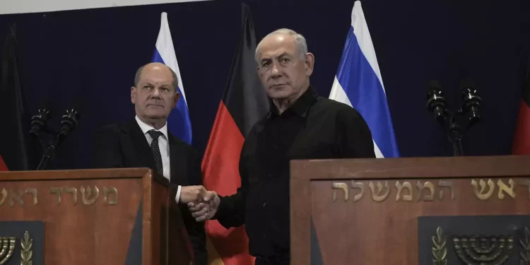 El canciller alemán Olaf Scholz, a la izquierda, estrecha la mano del primer ministro israelí Benjamin Netanyahu, durante una rueda de prensa en Tel Aviv, Israel, el 17 de octubre de 2023. (AP Photo/Maya Alleruzzo, Pool)