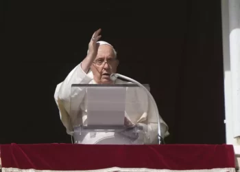 El Papa Francisco imparte una bendición durante la oración del Ángelus del mediodía en la Plaza de San Pedro del Vaticano, el domingo 5 de noviembre de 2023. (AP Photo/Gregorio Borgia)