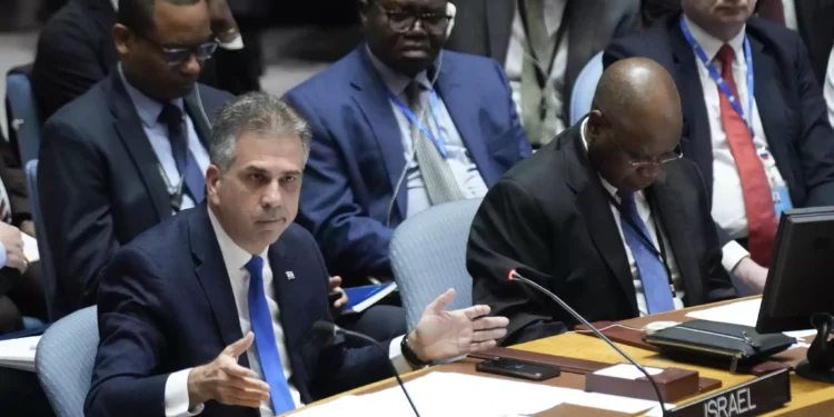 El ministro de Asuntos Exteriores, Eli Cohen, habla durante una reunión del Consejo de Seguridad en la sede de las Naciones Unidas, el 24 de octubre de 2023. (AP Photo/Seth Wenig)