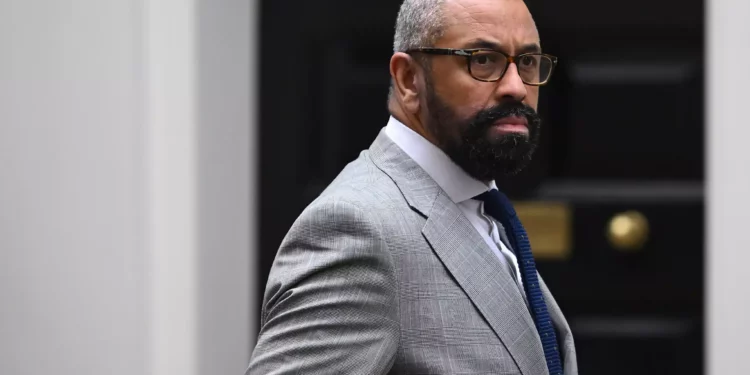 El ministro británico de Asuntos Exteriores, James Cleverly, llega a una reunión del gabinete en el número 10 de Downing Street, en el centro de Londres, el 4 de julio de 2023. (Justin Tallis/AFP)