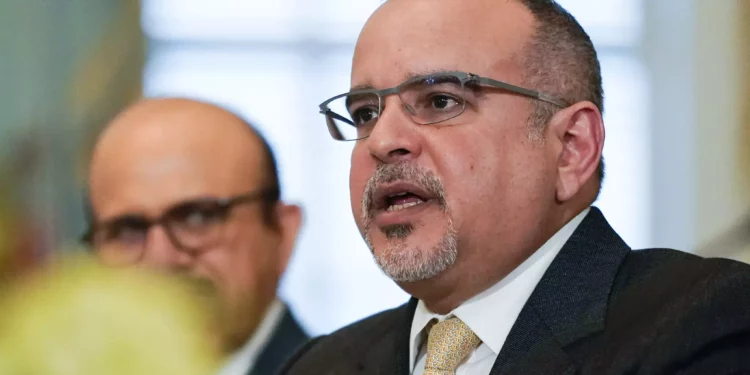 El príncipe heredero y primer ministro de Bahréin, Salman bin Hamad Al Khalifa, en Washington, el 2 de marzo de 2022. (Elizabeth Frantz/Pool vía AP)