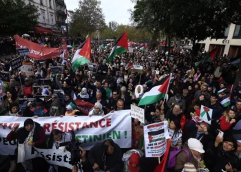 Manifestantes corean consignas mientras marchan hacia París durante una manifestación de apoyo al pueblo palestino en Gaza, el 4 de noviembre de 2023, en medio de la guerra en curso entre Israel y el grupo terrorista palestino Hamás. (AP Photo/Aurelien Morissard)
