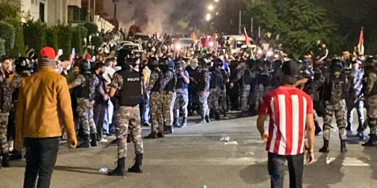 Fuerzas de seguridad jordanas disparan gases lacrimógenos contra manifestantes que intentan asaltar la embajada israelí en la capital, Ammán, el 17 de octubre de 2023, tras una explosión cerca de un hospital de Gaza. (Mussa HATTAR / AFP)