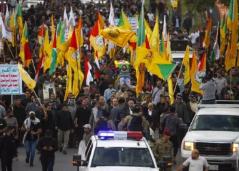 Dolientes iraquíes llevan el ataúd de Fadel al-Maksusi, un combatiente de Kataeb Hezbolá que también formaba parte de la Resistencia Islámica en Irak, el grupo que ha reivindicado todos los recientes ataques contra las tropas estadounidenses en Irak y Siria, durante un funeral en Bagdad el 21 de noviembre de 2023. (Foto de AHMAD AL-RUBAYE / AFP)