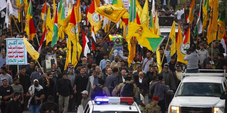 Dolientes iraquíes llevan el ataúd de Fadel al-Maksusi, un combatiente de Kataeb Hezbolá que también formaba parte de la Resistencia Islámica en Irak, el grupo que ha reivindicado todos los recientes ataques contra las tropas estadounidenses en Irak y Siria, durante un funeral en Bagdad el 21 de noviembre de 2023. (Foto de AHMAD AL-RUBAYE / AFP)