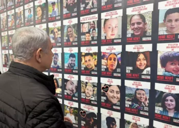 El Primer Ministro Benjamin Netanyahu observa los carteles de los rehenes de Gaza el 14 de noviembre de 2023. (Amos Ben Gershom/GPO)