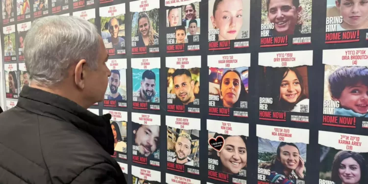 El Primer Ministro Benjamin Netanyahu observa los carteles de los rehenes de Gaza el 14 de noviembre de 2023. (Amos Ben Gershom/GPO)