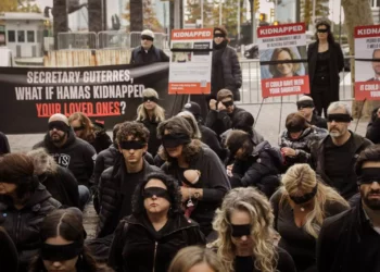 Cientos de personas celebran una protesta ante la sede de la ONU en Nueva York, exigiendo la liberación de los rehenes en Gaza, el 7 de noviembre de 2023. (Omer Kaplan)