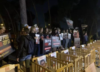 Cientos de manifestantes celebran una concentración cerca de las oficinas principales de la ONU en Jerusalén, exigiendo que se haga más para liberar a los rehenes retenidos por terroristas en Gaza, 13 de noviembre de 2023. (Cortesía, Charlie Kalech)