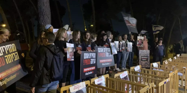 Cientos de manifestantes celebran una concentración cerca de las oficinas principales de la ONU en Jerusalén, exigiendo que se haga más para liberar a los rehenes retenidos por terroristas en Gaza, 13 de noviembre de 2023. (Cortesía, Charlie Kalech)