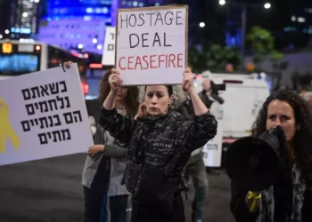 Israelíes protestan pidiendo la liberación de los rehenes secuestrados por terroristas de Hamás en Gaza, frente a la base de Hakirya en Tel Aviv, 21 de noviembre de 2023 (Avshalom Sassoni/Flash90)