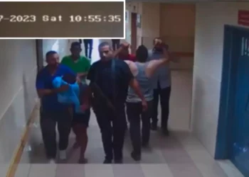 Terroristas de Hamás introducen a un rehén en el Hospital Shifa, como se ve en las imágenes de vigilancia del 7 de octubre de 2023. (FDI)