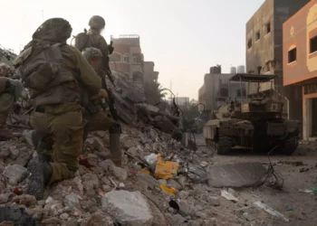 Una foto distribuida muestra a soldados de las FDI operando en la Franja de Gaza, en imágenes distribuidas el 6 de noviembre de 2023. (Fuerzas de Defensa de Israel)