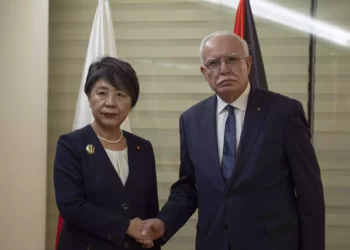 El ministro de Asuntos Exteriores de la Autoridad Palestina, Riyad al-Maliki (derecha), recibe a su homóloga japonesa, Yoko Kamikawa, en su oficina de la ciudad cisjordana de Ramala, el viernes 3 de noviembre de 2023. (AP Photo/Nasser Nasser)