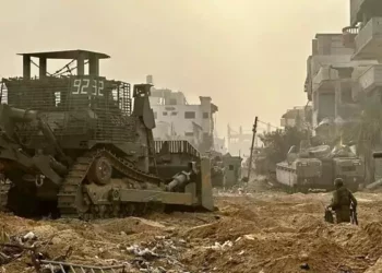 Un vehículo blindado israelí opera dentro de la Franja de Gaza, 2 de noviembre de 2023. (Fuerzas de Defensa de Israel)