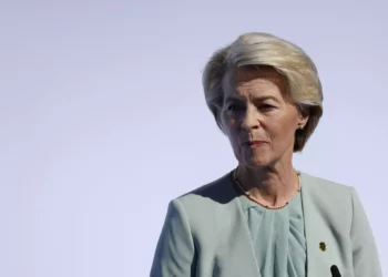 La presidenta de la Comisión Europea, Ursula von der Leyen, habla con los medios de comunicación a su llegada a la Cumbre de Europa en Granada, España, el jueves 5 de octubre de 2023. (AP Photo/Fermin Rodriguez, Archivo)