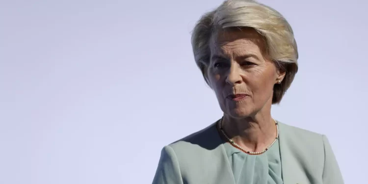 La presidenta de la Comisión Europea, Ursula von der Leyen, habla con los medios de comunicación a su llegada a la Cumbre de Europa en Granada, España, el jueves 5 de octubre de 2023. (AP Photo/Fermin Rodriguez, Archivo)