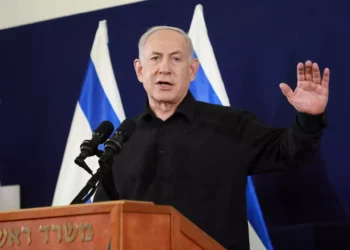 El primer ministro Benjamin Netanyahu habla en una rueda de prensa en el Ministerio de Defensa, en Tel Aviv, el 28 de octubre de 2023. (Dana Kopel/POOL)