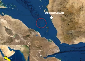 Explosiones y misiles en un buque frente a las costas de Yemen