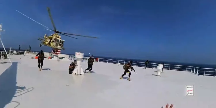 Hutíes atacan dos barcos “israelíes” en el mar Rojo