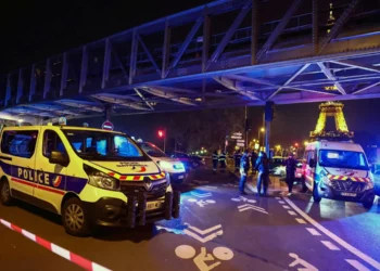 Islamista apuñala a transeúnte en París al grito de “Alahu Akbar”