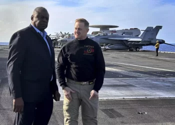 Lloyd Austin visita portaaviones USS Gerald R. Ford