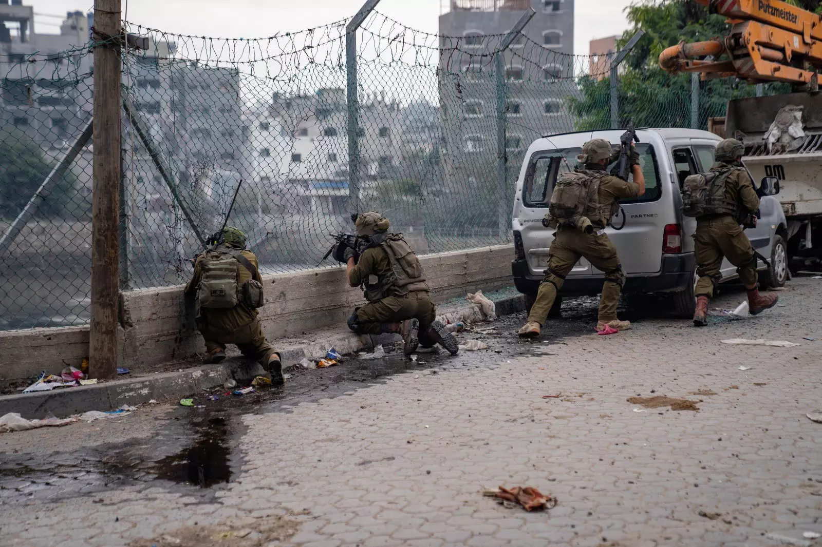 Tropas del Batallón 931 de la Brigada de Infantería Nahal luchan contra operativos de Hamás en Jabaliya, al norte de Gaza, en una imagen distribuida publicada el 9 de diciembre de 2023. (Fuerzas de Defensa de Israel)