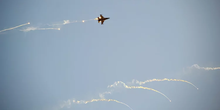 Cazas israelíes bombardean a Hezbolá en el Líbano