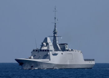 El Languedoc francés (D653), una fragata multipropósito FREMM, realiza maniobras durante el ejercicio aeronáutico multilateral “Noble Dina 23” en el Mediterráneo Dea el 27 de marzo de 2023. (Jack Guez/AFP)