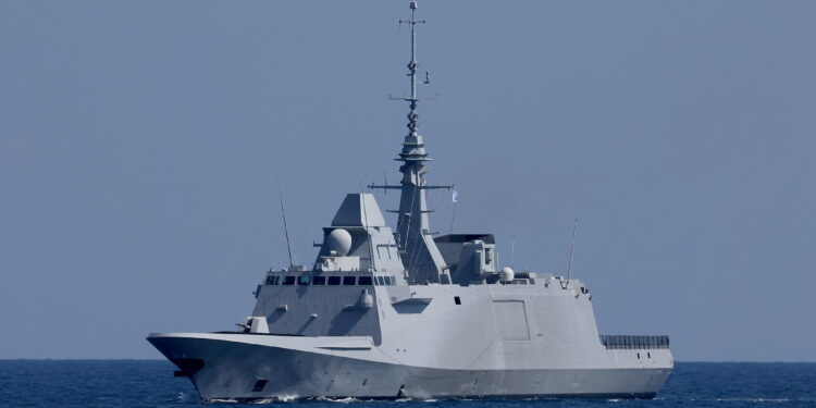 El Languedoc francés (D653), una fragata multipropósito FREMM, realiza maniobras durante el ejercicio aeronáutico multilateral “Noble Dina 23” en el Mediterráneo Dea el 27 de marzo de 2023. (Jack Guez/AFP)