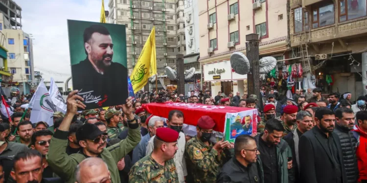 El líder iraní Jamenei dirige las oraciones en el funeral del oficial del CGRI asesinado