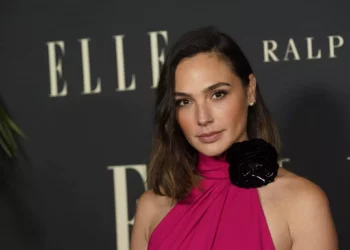 Gal Gadot llega a la 27ª celebración anual de ELLE Women in Hollywood el martes 19 de octubre de 2021 en el Academy Museum of Motion Pictures de Los Ángeles. (Foto AP/Chris Pizzello)