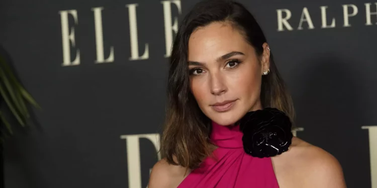 Gal Gadot llega a la 27ª celebración anual de ELLE Women in Hollywood el martes 19 de octubre de 2021 en el Academy Museum of Motion Pictures de Los Ángeles. (Foto AP/Chris Pizzello)